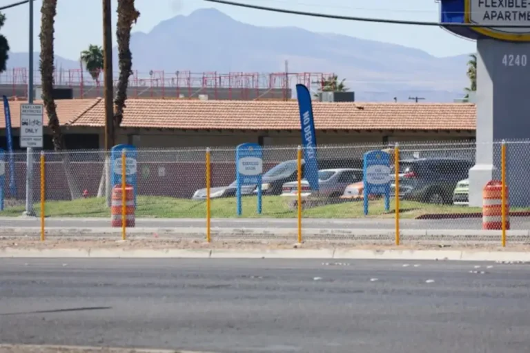 De Desert Inn a Flamingo, Se extiende malla metálica