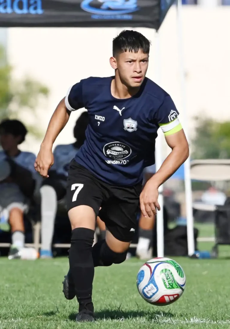 El prometedor futbolista Enzo Corona