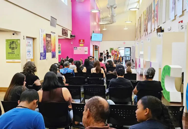 Módulo de información en Consulado de México